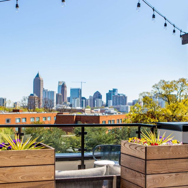 Live 8 West - Community patio with tables and chairs