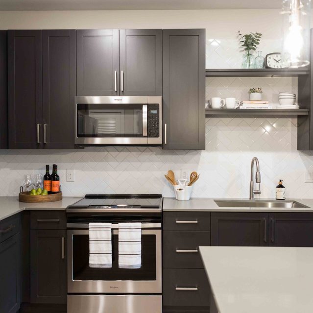 Live 8 West - Kitchen with stainless steel appliances