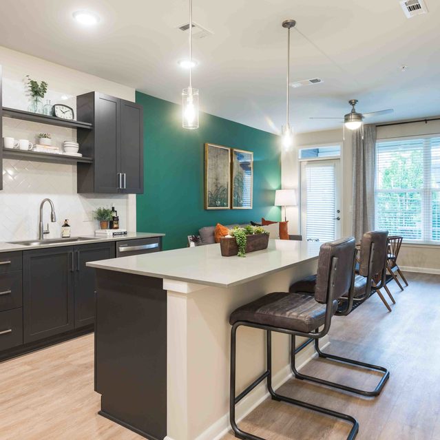 Live 8 West - Modern kitchen with breakfast bar
