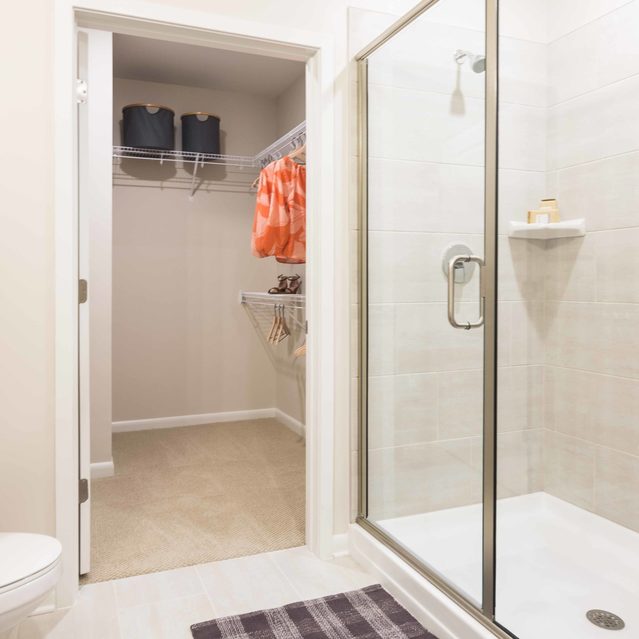 Live 8 West - Large bathroom