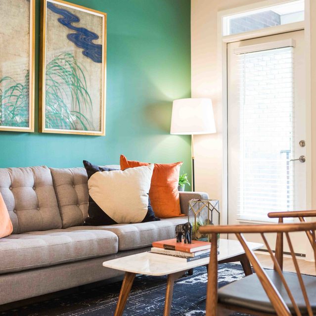 Live 8 West - Spacious sofa with air-conditioning