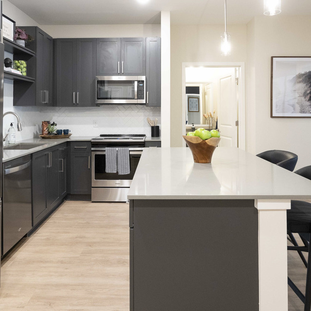 Live 8 West - Kitchen with modern breakfast bar