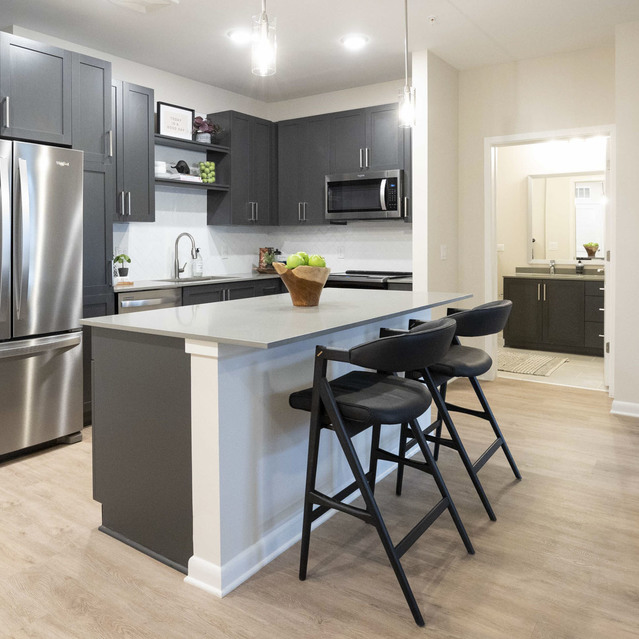 Live 8 West - Kitchen with breakfast bar and fresh fruits