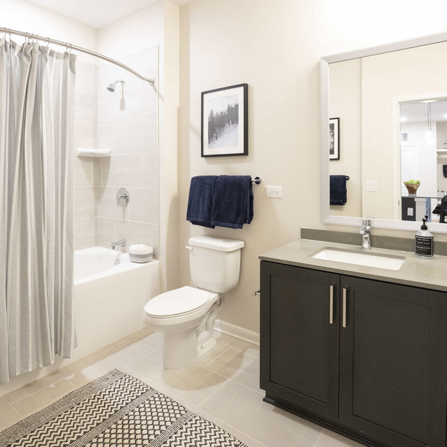 Live 8 West - Large bathroom with bathtub