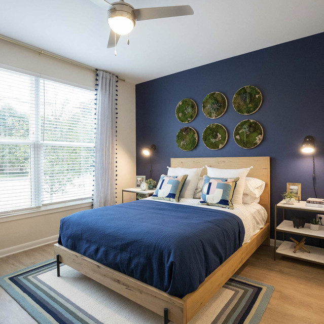 Live 8 West - Modern bedroom with ceiling fan