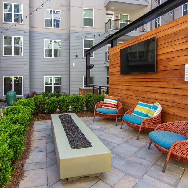 Live 8 West - Outdoor firepit with TV 