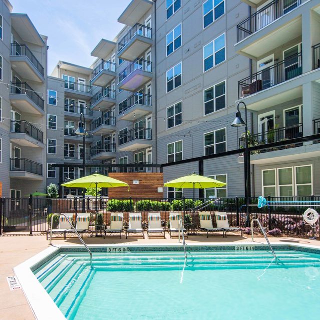 Live 8 West - Modern swimming pool 